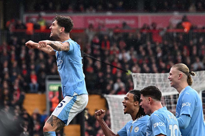 Di sisi lain, City yang tampil agak pasif malah mampu unggul lebih dulu lewat gol John Stones yang menyontek umpan tendangan sudut Kevin De Bruyne pada menit ke-23. Padahal, The Citizens lebih sering tertekan dan hanya bisa melancarkan 10 total tembakan di sepanjang laga.