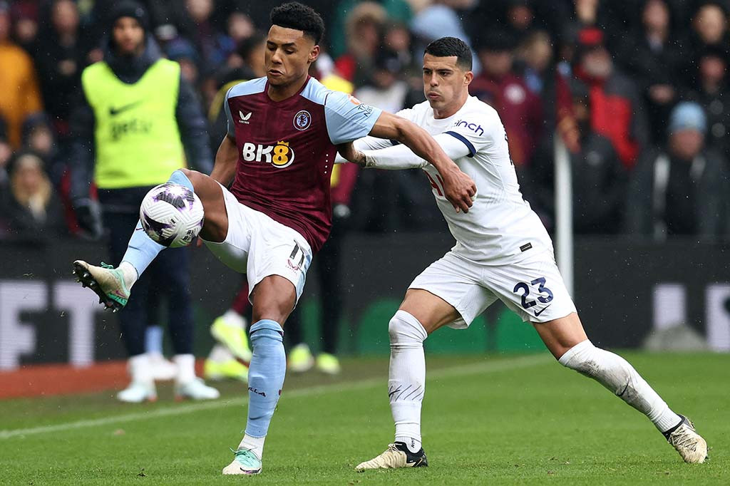 Villa yang sama-sama berstatus sebagai tim papan atas dengan Tottenham sejatinya mampu bertahan pada babak pertama karena skor tanpa gol tidak berubah hingga turun minum. Namun mereka makin kewalahan pada babak kedua, khususnya setelah tampil dengan 10 pemain.