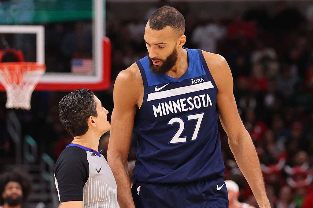 Setelah melakukan pelanggaran keenamnya saat sedang menyerang, Gobert menggesek-gesek jari-jari tangannya beberapa kali yang mengisyaratkan tanda uang, menyiratkan wasit Scott Foster telah dibayar oleh tim lawan untuk mengatur pertandingan.