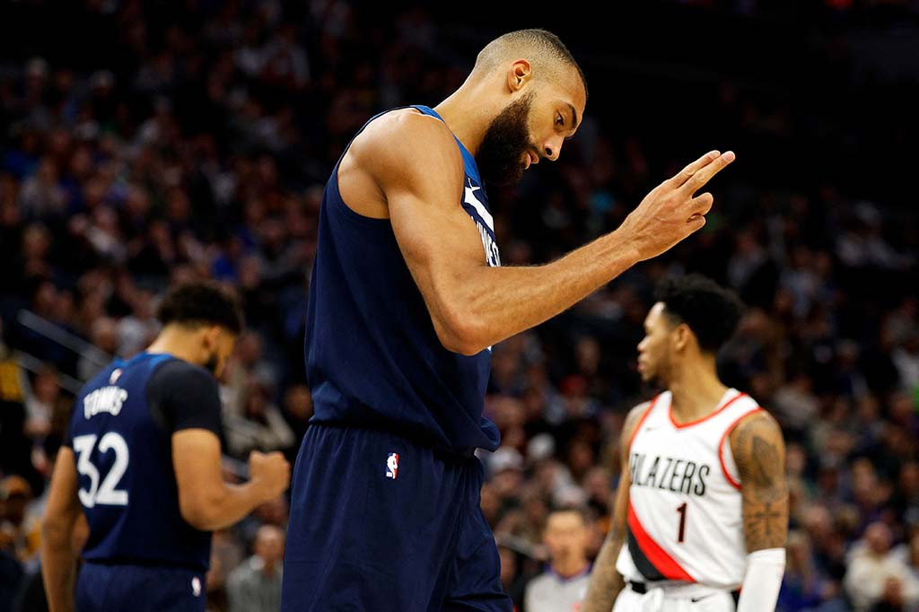 Wakil Presiden Eksekutif NBA dan Kepala Operasi Bola Basket NBA Joe Dumars mengumumkan bahwa denda tersebut lantaran Gobert mengarahkan sikap yang tidak pantas dan tidak profesional kepada ofisial pertandingan, dan dinilai merugikan NBA sehubungan dengan kritik publik terhadap wasit, demikian dilansir laman resmi NBA.