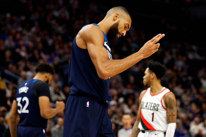 Wakil Presiden Eksekutif NBA dan Kepala Operasi Bola Basket NBA Joe Dumars mengumumkan bahwa denda tersebut lantaran Gobert mengarahkan sikap yang tidak pantas dan tidak profesional kepada ofisial pertandingan, dan dinilai merugikan NBA sehubungan dengan kritik publik terhadap wasit, demikian dilansir laman resmi NBA.