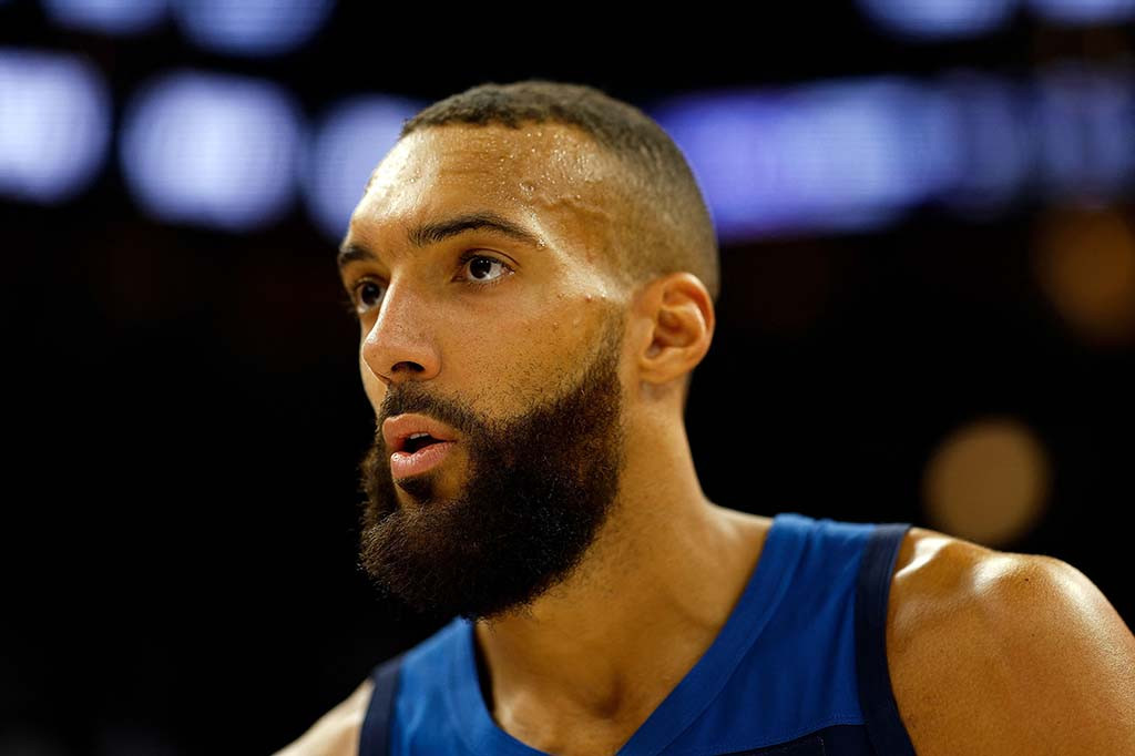 NBA menjatuhkan sanksi denda kepada pemain center Minnesota Timberwolves Rudy Gobert sebesar 100 ribu dollar AS atau sekitar Rp1,55 miliar karena dianggap menghina wasit dalam pertandingan Timberwolves melawan Cleveland Cavaliers akhir pekan lalu.