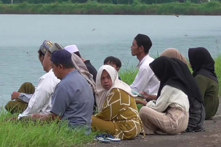 Ziarah menjelang Ramadan ini dilakukan warga korban lumpur Lapindo di atas tanggul, karena areal pemakaman sudah hilang tenggelam lumpur. Seperti warga Desa Mindi, Renokenongo, Jatirejo, Siring dan warga desa lain yang wilayahnya tenggelam lumpur Lapindo.