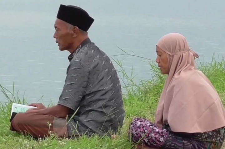 Semburan lumpur panas Lapindo di Kabupaten Sidoarjo, yang sudah terjadi sejak 29 Mei 2006 silam, saat ini masih terus menyembur. Meskipun wilayah desa sudah ditenggelamkan lumpur panas Lapindo, warga korban tetap rutin setiap menjelang bulan suci Ramadan, melakukan ziarah.