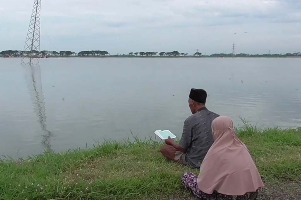 Menjelang bulan suci Ramadan, warga korban lumpur Lapindo di Kabupaten Sidoarjo melakukan ziarah, mendoakan keluarga atau kerabat yang sudah meninggal dunia. Namun ziarah itu mereka lakukan di atas tanggul, karena areal pemakaman sudah tenggelam luberan lumpur panas Lapindo.