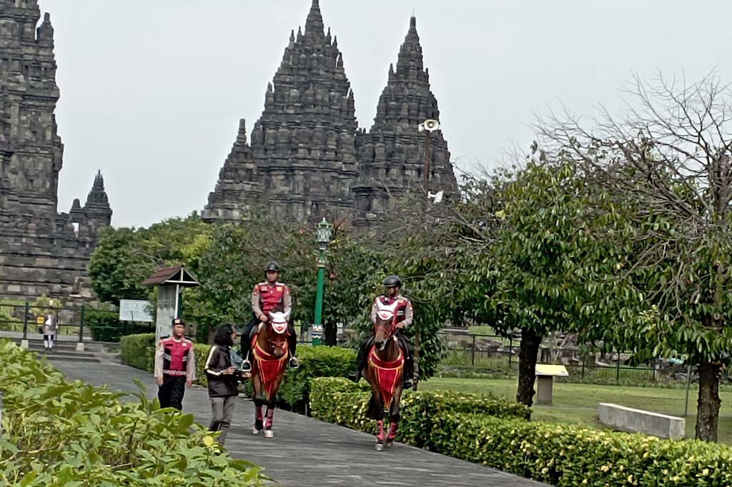Selain penjagaan yang dilakukan polisi, gerbang masuk halaman candi juga dijaga oleh bregodo sebagai representasi pengamanan oleh masyarakat atau seperti pecalang ketiak di Bali.
