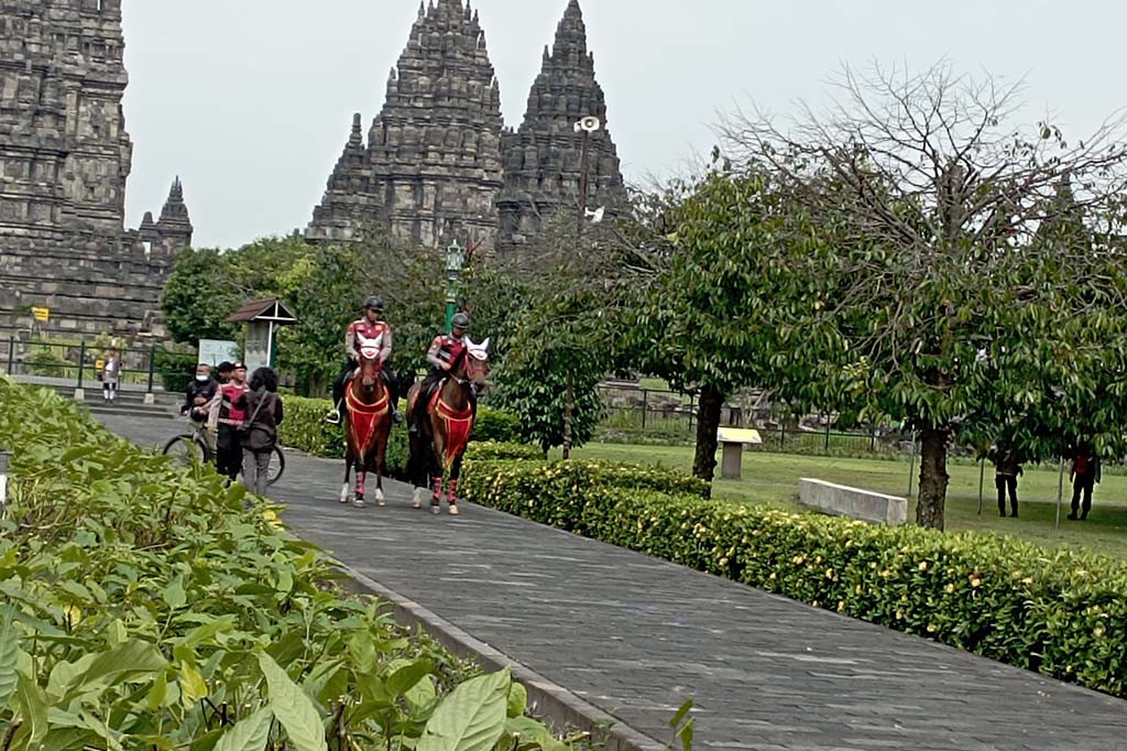 Dua polisi menunggang kuda dan dua polisi bersepeda melakukn patroli di lingkungan dalam kawasan Candi Prambanan, Senin, 11 Maret 2024. Patroli ini melengkapi penjagaan kawasan yang selama 24 jam sejak hari Senin pukul 05.00 WIB hingga Selasa pukul 05.00 WIB ditutup untuk kunjungan dan tidak ada aktivitas di kawasan tersebut kecuali aktivitas petugas keamanan dan kebersihan.