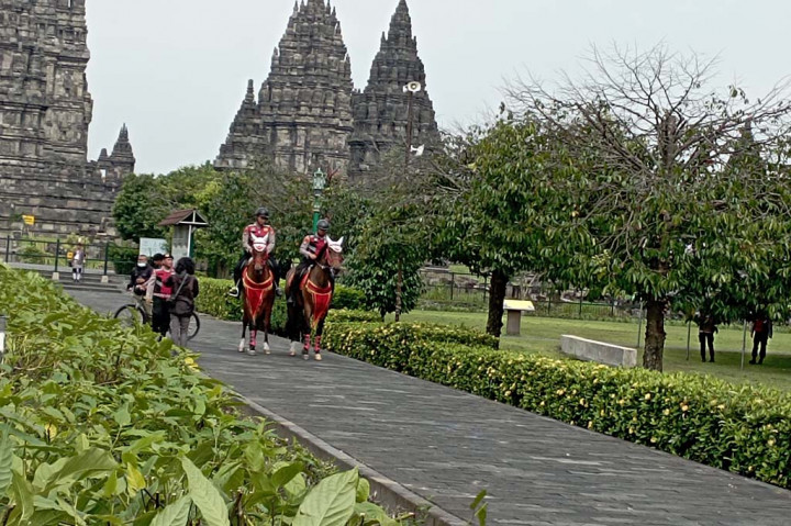 Dua polisi menunggang kuda dan dua polisi bersepeda melakukn patroli di lingkungan dalam kawasan Candi Prambanan, Senin, 11 Maret 2024. Patroli ini melengkapi penjagaan kawasan yang selama 24 jam sejak hari Senin pukul 05.00 WIB hingga Selasa pukul 05.00 WIB ditutup untuk kunjungan dan tidak ada aktivitas di kawasan tersebut kecuali aktivitas petugas keamanan dan kebersihan.