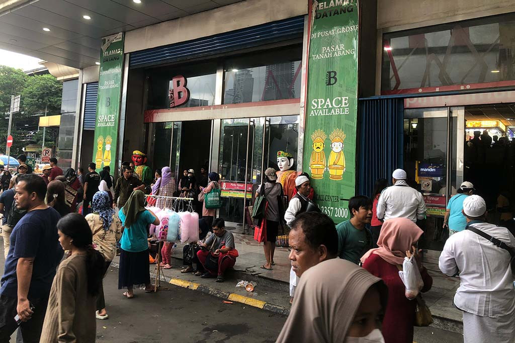 Nur Syifa (34) merupakan salah satu pengunjung yang datang sejak pagi. Ibu dua anak itu mengaku sengaja mencari baju baru untuk keluarganya saat H-1 Ramadan.