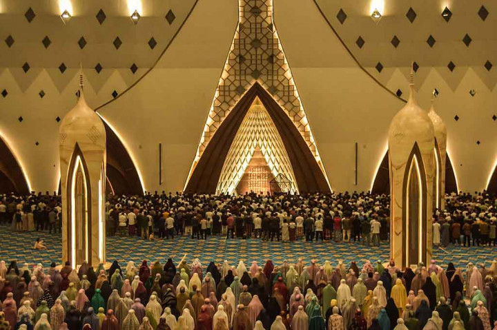 Umat Islam melaksanakan salat tarawih perdana Ramadan 1445 Hijriah di Masjid Al Jabbar, Bandung, Jawa Barat, Senin, 11 Maret 2024. 