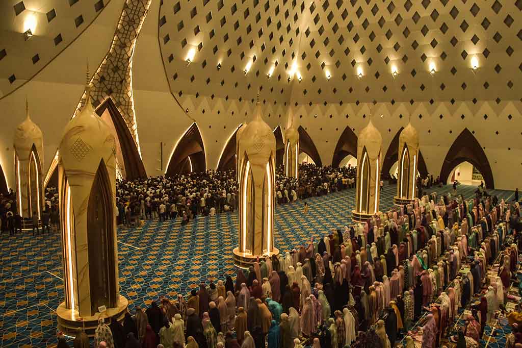 Salat tarawih di diikuti ribuan jemaah dengan imam dipimpin langsung oleh KH Sandi Yusuf dan tausiah sebelum salat tarawih oleh Imam Besar Masjid Raya Al Jabbar, KH Miftah Farid.