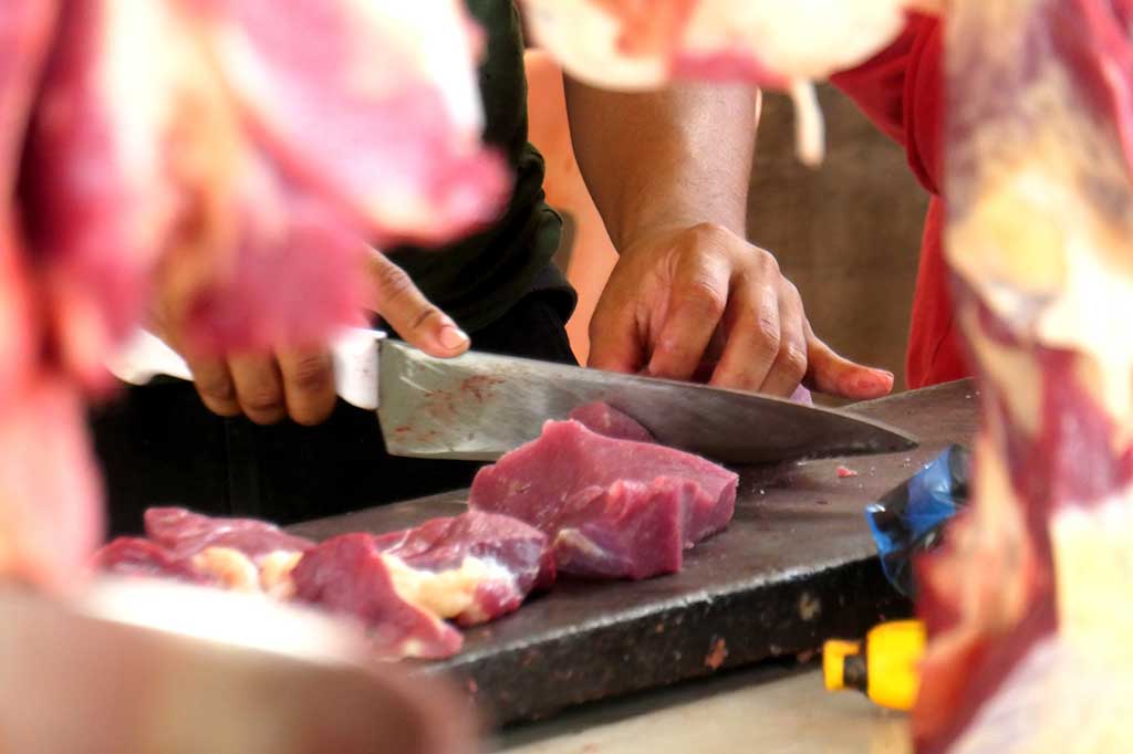 Masyarakat Aceh memiliki cara unik untuk menyambut Ramadan. Tradisi ini dikenal dengan sebutan Meugang, yang diwarnai dengan kenduri massal di rumah masing-masing dengan menu utama daging sapi atau kambing. Ketupat dan lemang biasanya menjadi pelengkap hidangan.