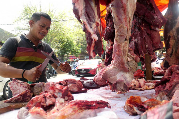 Di hari-hari menjelang meugang, suasana di Aceh menjadi lebih hidup. Pasar, jalanan, masjid, dan makam ramai dengan aktivitas masyarakat. Sebagian orang berziarah ke makam keluarga, sementara yang lain sibuk berbelanja keperluan kenduri. Pada hari meugang, rasa kebersamaan masyarakat Aceh sangat terasa. 