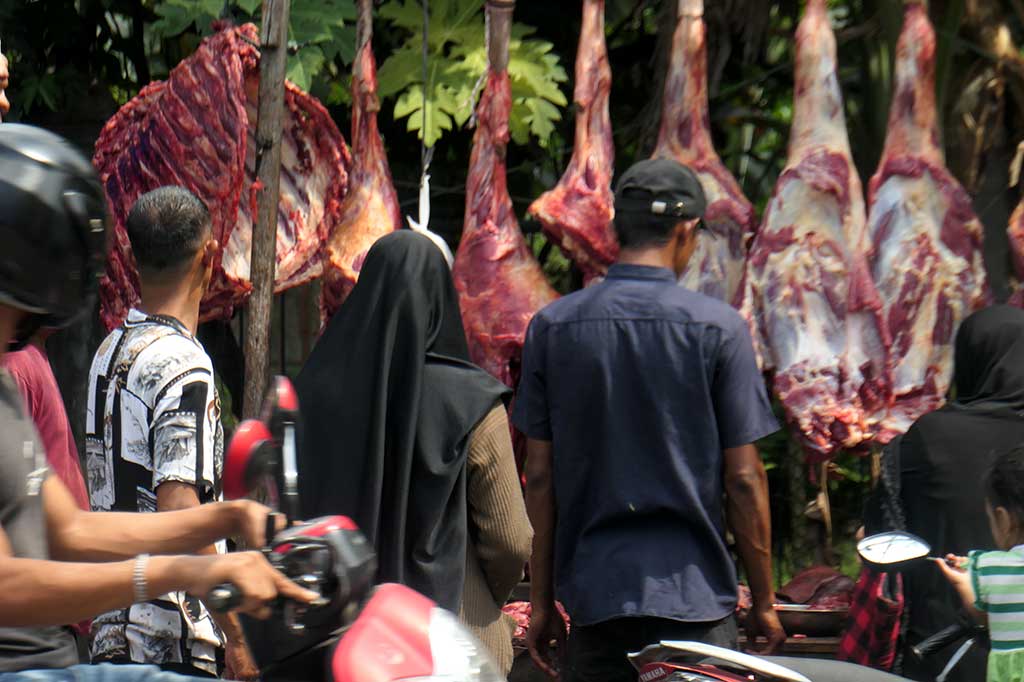 Tradisi meugang yang telah berlangsung selama berabad-abad ini dipraktikkan di seluruh penjuru Aceh. Pemandangan penyembelihan hewan, termasuk di kantor-kantor pemerintah dan swasta, menjadi pemandangan yang lumrah.