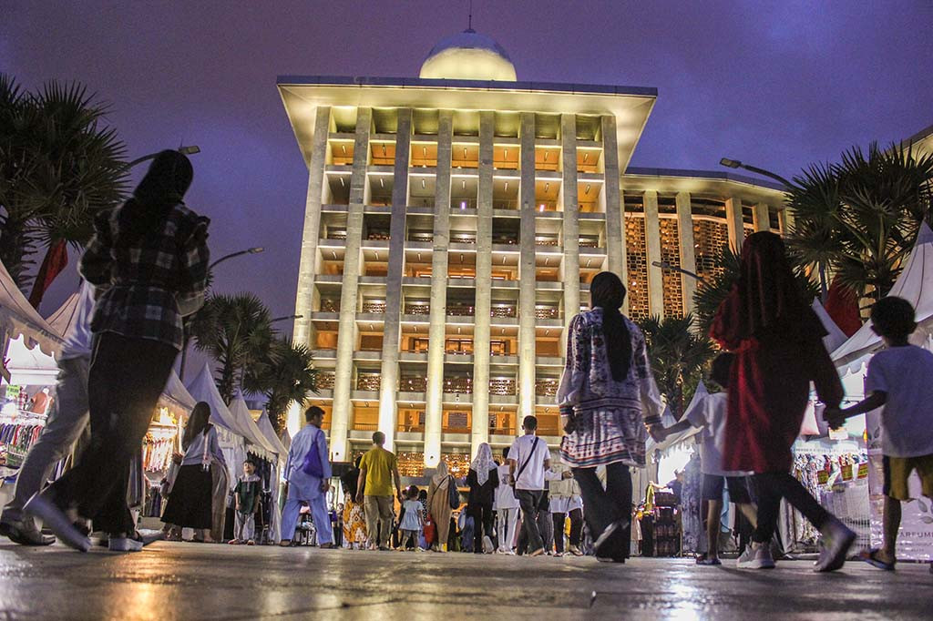 Masjid Istiqlal, Jakarta, menggelar salat tarawih pedana pada Senin malam, 11 Maret 2024. Jemaah tampak memenuhi masjid terbesar di Asia Tenggara dan keenam di dunia dalam hal kapasitas jemaah tersebut.