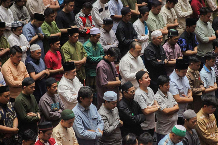 Kementerian Agama memakai dua metode dalam sidang isbat yakni hisab atau perhitungan dan rukyat atau melihat langsung hilal. Ketinggian hilal dinyatakan di atas ufuk.