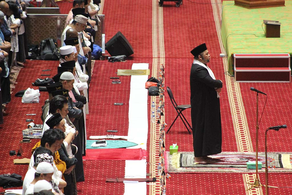 Tidak hanya warga Jakarta. Warga luar kota hingga mancanegara juga turut meramaikan salat tarawih perdana di Masjid Istiqlal.
