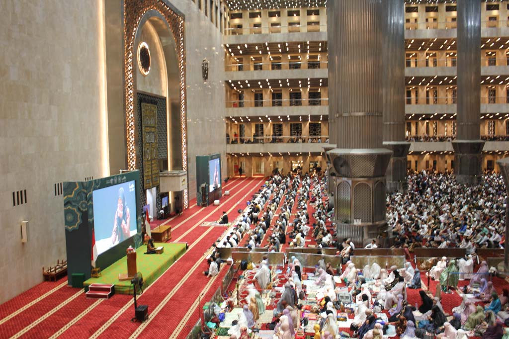Antusiasme masyarakat yang melaksanakan salat tarawih di Masjid Istiqlal tak diragukan lagi. Bahkan, jemaah memenuhi area masjid hingga lantai dua.