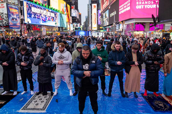 Berkumpul di Times Square yang simbolik di kota tersebut, mereka melakukan salat tarawih pertama, dan setelah itu berdoa untuk Gaza yang telah diserang Israel selama lebih dari lima bulan terakhir.