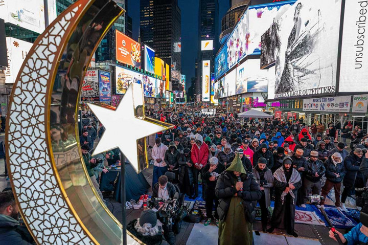 Ribuan umat Islam di New York, Amerika Serikat menyambut bulan puasa Ramadan pada Minggu, 10 Maret 2024 malam waktu setempat, sembari mendoakan saudara-saudara mereka yang berada di Gaza, Palestina.