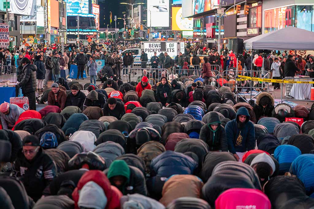 Setelah itu, mereka memanjatkan doa untuk seluruh umat Islam, khususnya bagi warga Gaza yang menghadapi bombardir serangan Israel sejak 7 Oktober 2023.