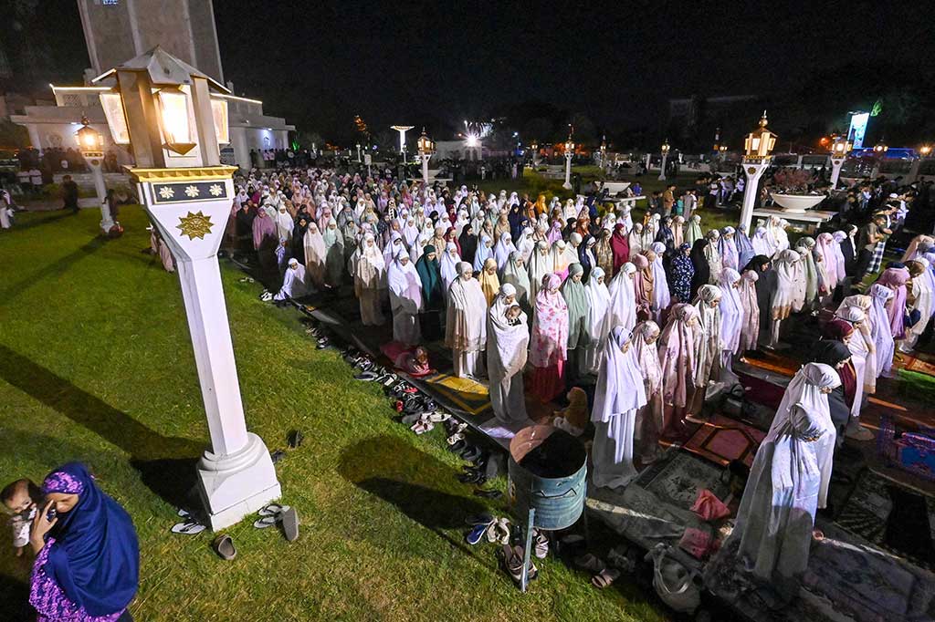 Jemaah pun harus salat di pekarangan dan taman masjid, serta di bawah payung besar ala Masjid Nabawi tersebut. Kebanyakan jamaah juga terlihat membawa sajadah masing-masing, sehingga mereka tetap bisa melaksanakan salat berjamaah di atas rumput.