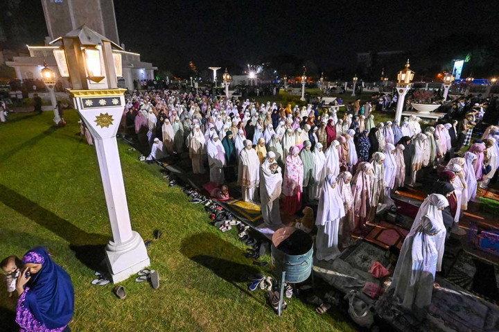 Jemaah pun harus salat di pekarangan dan taman masjid, serta di bawah payung besar ala Masjid Nabawi tersebut. Kebanyakan jamaah juga terlihat membawa sajadah masing-masing, sehingga mereka tetap bisa melaksanakan salat berjamaah di atas rumput.