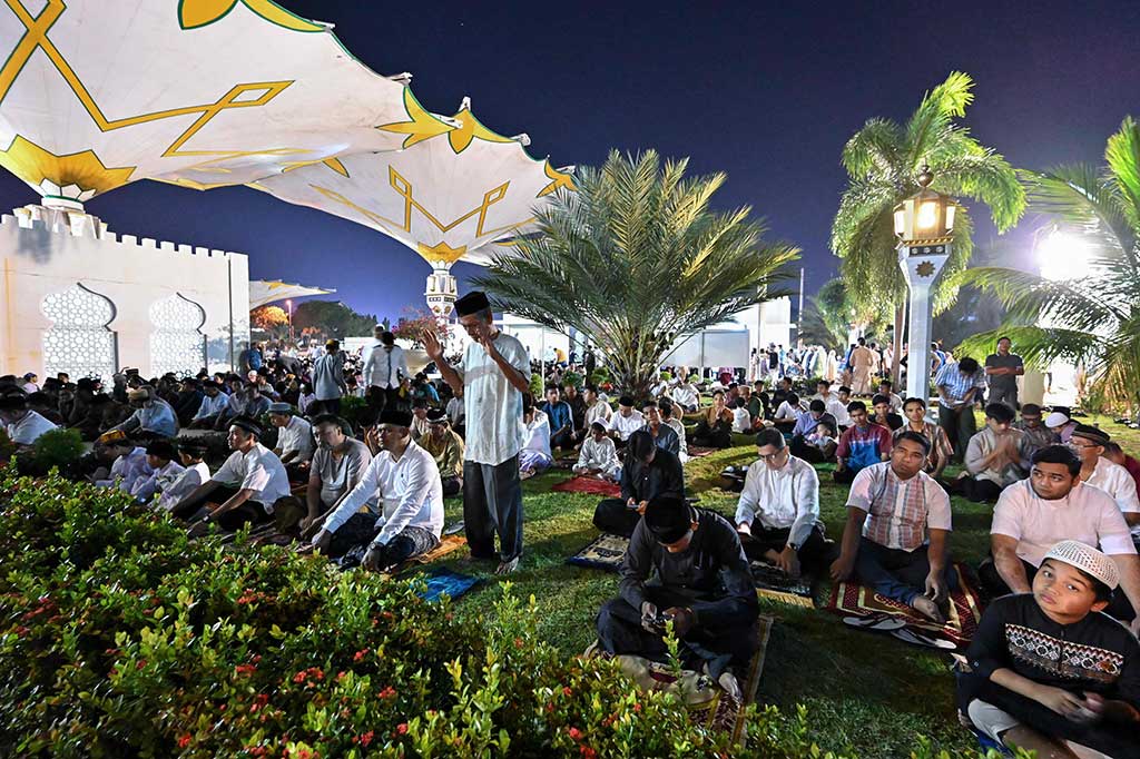 Ribuan jemaah memadati Masjid Raya Baiturrahman Banda Aceh hingga ke taman untuk melaksanakan ibadah salat tarawih perdana bulan suci Ramadan 1445 Hijriah.