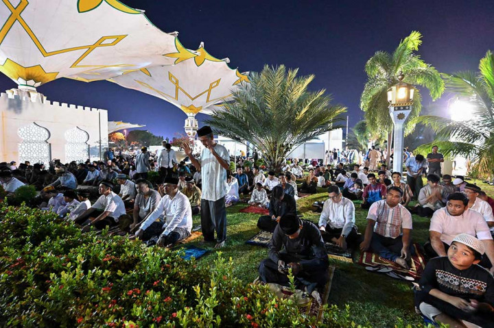 Ribuan jemaah memadati Masjid Raya Baiturrahman Banda Aceh hingga ke taman untuk melaksanakan ibadah salat tarawih perdana bulan suci Ramadan 1445 Hijriah.