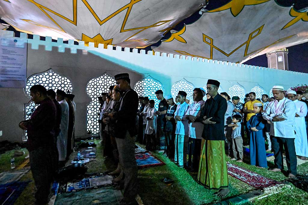Pemantauan di lapangan, setelah salat magrib, jemaah sudah terlihat mulai berdatangan, sehingga bagian dalam masjid penuh sebelum adzan isya berkumandang. 