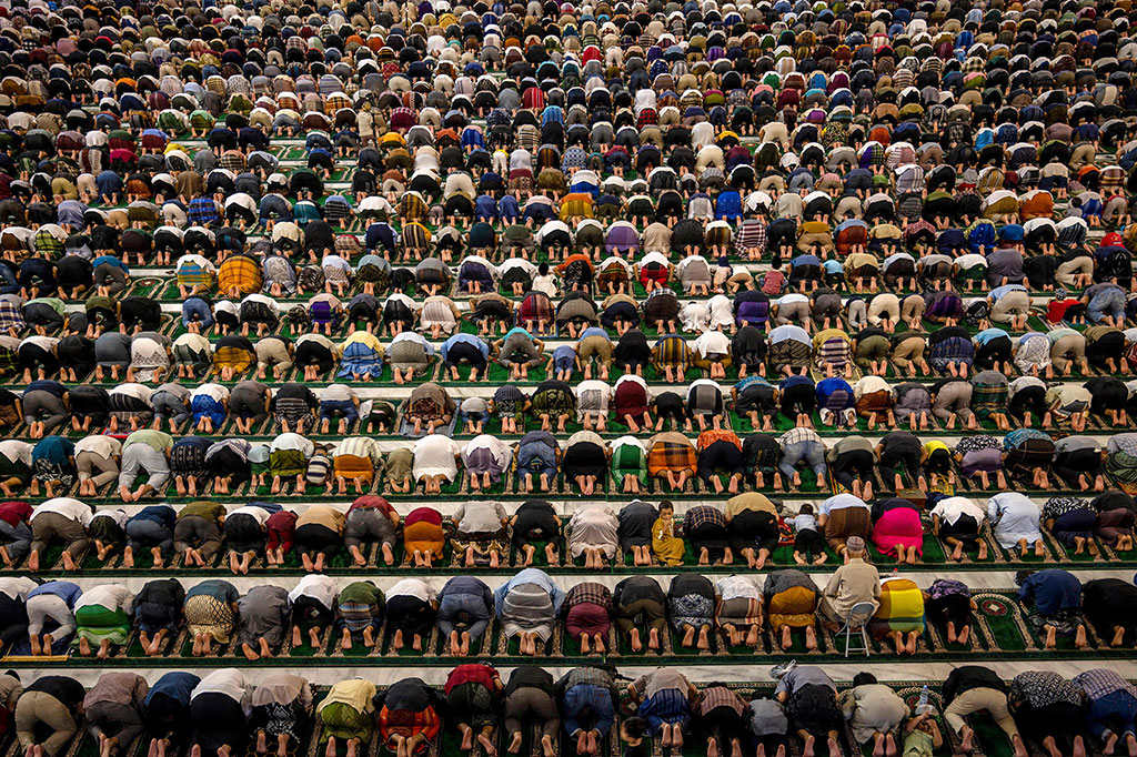 Belasan ribu umat Islam melaksanakan ibadah salat tarawih pertama pada momen 1 Ramadhan 1445 Hijriah di Masjid Nasional Al-Akbar Surabaya (MAS), Jawa Timur, Senin, 11 Maret 2024 malam.