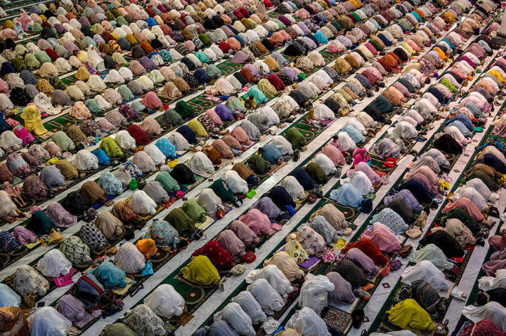 Helmy menyebut hitungan belasan ribu jemaah itu melihat pada tingkat kepadatan yang muncul selama pelaksanaan ibadah salat tarawih di hari perdana. 