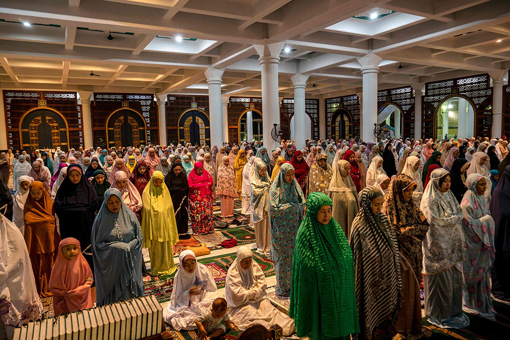 Jemaah yang mengikuti ibadah tarawih tak hanya warga Kota Surabaya, namun juga datang dari beberapa daerah di Jawa Timur, seperti Kabupaten Gresik, Kabupaten Sidoarjo, Kabupaten Madiun, hingga Pulau Madura. 