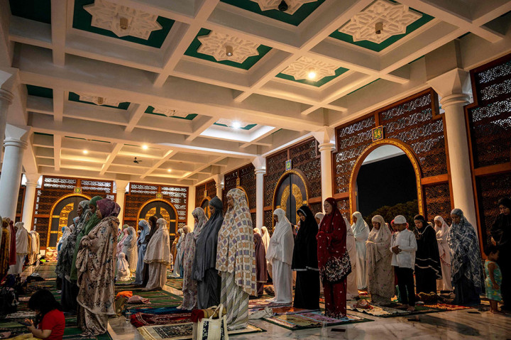 Dia menambahkan meski dipadati jemaah, pelaksanaan tarawih berjalan lancar dan kondusif. 