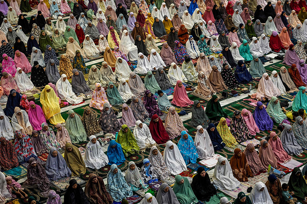 Salat tarawih perdana yang berlangsung sejak pukul 19.12 WIB hingga pukul 20.38 WIB dipimpin langsung oleh Imam Besar MAS KH Abdul Hamid Abdullah. Sedangkan Dr. KH. M. Sudjak bertindak sebagai penceramah. Sementara, usai tarawih sejumlah jemaah melanjutkan kegiatan tadarus atau baca dan simak Al Quran bersama.