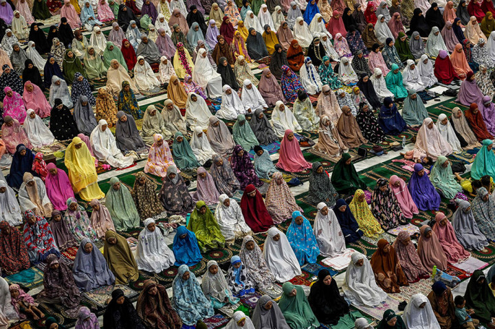Salat tarawih perdana yang berlangsung sejak pukul 19.12 WIB hingga pukul 20.38 WIB dipimpin langsung oleh Imam Besar MAS KH Abdul Hamid Abdullah. Sedangkan Dr. KH. M. Sudjak bertindak sebagai penceramah. Sementara, usai tarawih sejumlah jemaah melanjutkan kegiatan tadarus atau baca dan simak Al Quran bersama.