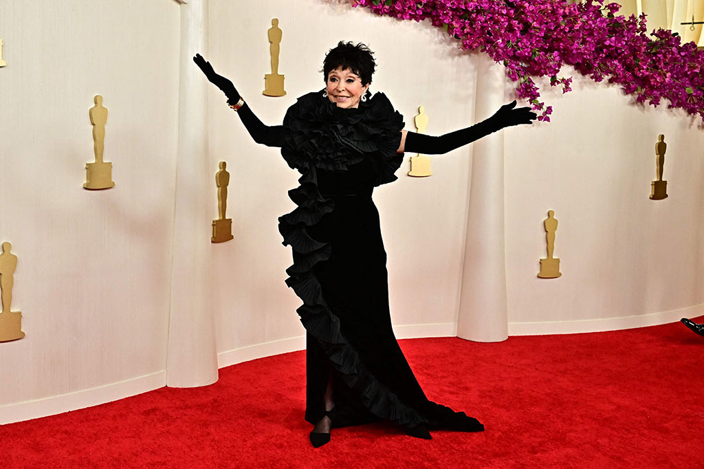 Presenter Rita Moreno, di antara elite Hollywood dengan EGOT -- Emmy, Grammy, Oscar, Tony -- tiba dalam balutan gaun hitam dengan ruffles di bagian leher dan bagian depan. Dia mengatakan kepada ABC bahwa wig hitamnya merupakan penghormatan kepada mendiang Chita Rivera.