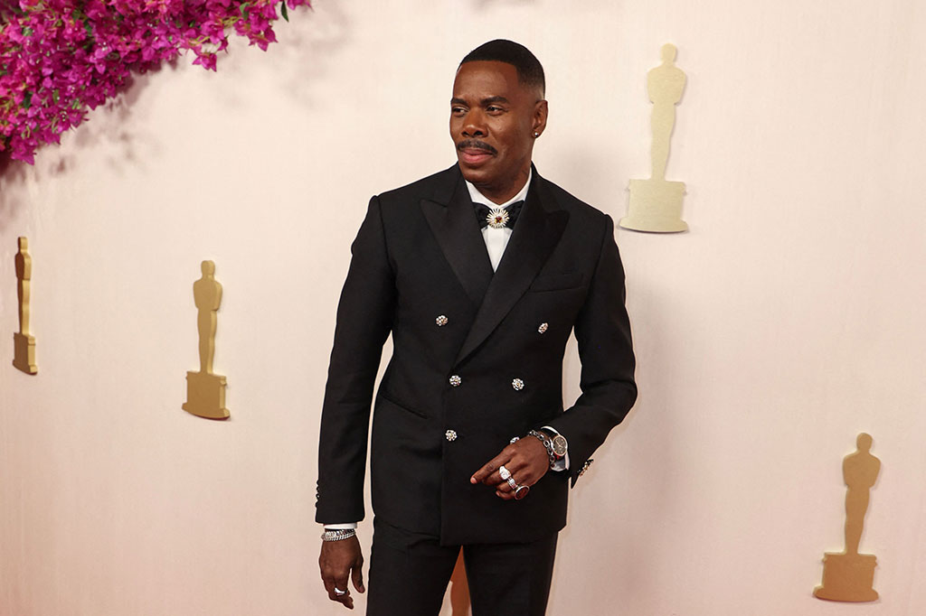 Colman Domingo -- nominasi aktor terbaik untuk Rustin dan salah satu bintang gaya pasti musim penghargaan ini -- tampak menawan dalam tuksedo Louis Vuitton double-breasted dengan celana panjang sedikit melebar, kancing perak berornamen, dan banyak perhiasan, termasuk a bros menakjubkan dengan dasi kupu-kupunya.