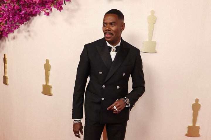 Colman Domingo -- nominasi aktor terbaik untuk Rustin dan salah satu bintang gaya pasti musim penghargaan ini -- tampak menawan dalam tuksedo Louis Vuitton double-breasted dengan celana panjang sedikit melebar, kancing perak berornamen, dan banyak perhiasan, termasuk a bros menakjubkan dengan dasi kupu-kupunya.
