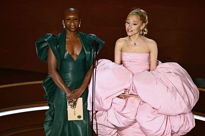 Pembawa acara Cynthia Erivo, dua kali nominasi Oscar, dan bintang pop Ariana Grande -- yang akan segera membintangi adaptasi film dua bagian dari musikal Broadway populer Wicked -- membawa energi Oz mereka ke panggung Academy Awards.