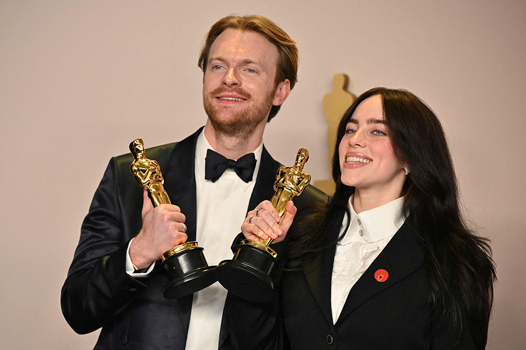 Beberapa nominasi termasuk penyanyi-penulis lagu pemenang Oscar Billie Eilish dan saudaranya Finneas O'Connell mengenakan pin Artists4Ceasefire berwarna merah, untuk mendukung deeskalasi dan gencatan senjata segera di Gaza dan Israel. Pin tersebut menampilkan tangan oranye dengan hati hitam.