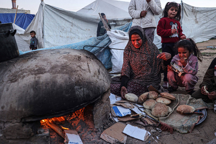 Sebuah laporan PBB, yang mengutip kementerian kesehatan di Gaza yang dikuasai Hamas, mengatakan 25 orang kini telah meninggal karena kekurangan gizi dan dehidrasi, kebanyakan dari mereka adalah anak-anak. PBB mengatakan kurangnya makanan, air dan layanan kesehatan mempercepat krisis dengan kecepatan yang belum pernah terjadi sebelumnya.