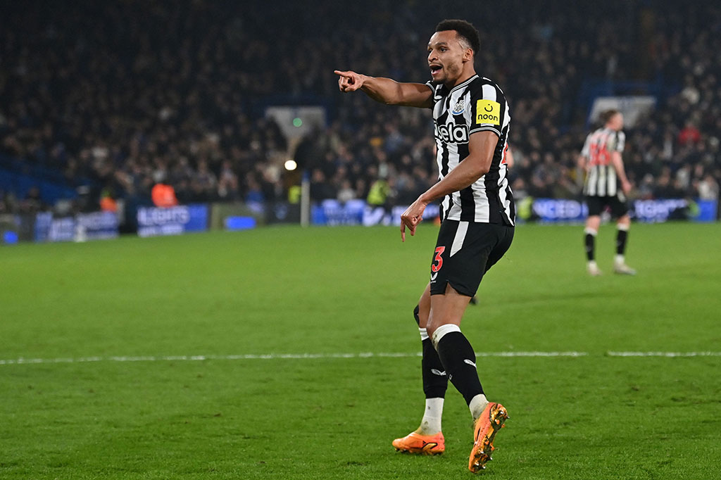 Newcastle memperkecil ketertinggalan pada menit ke-90. Jacob Murphy menciptakan peluang sendiri bagi The Magpies, dan melepaskan tembakan keras dari dalam kotak penalti tanpa dapat dihentikan kiper Petrovic.