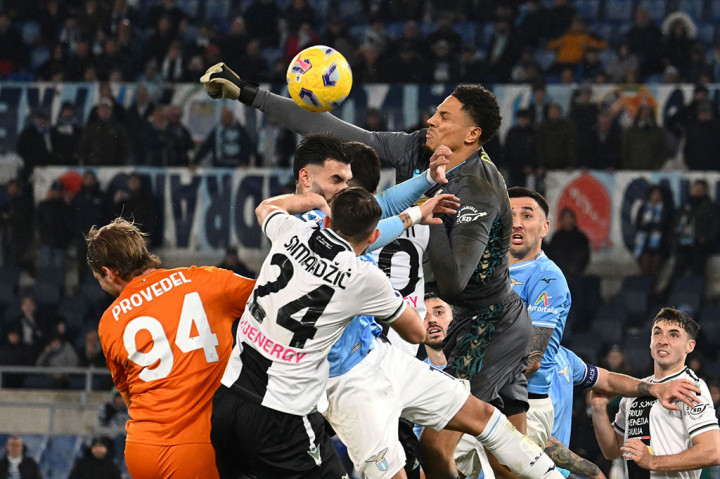 Kedua kesebelasan saling berbalas serangan di babak pertama. Beberapa peluang diperoleh, namun tidak ada satu pun yang berbuah gol. Skor 0-0 pun menutup babak pertama.