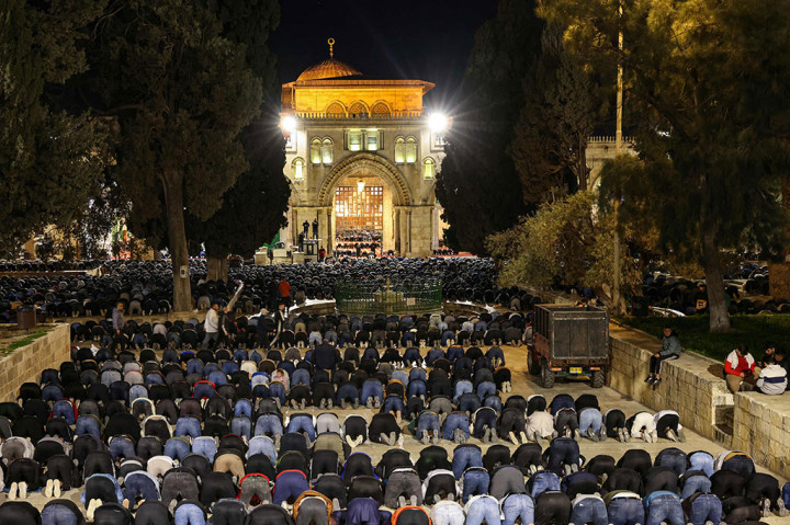 Puluhan ribu jemaah Palestina melaksanakan salat Tarawih di kompleks Masjid Al-Aqsa pada Senin, 11 Maret 2024 malam, meski ada pembatasan yang diberlakukan pendudukan Israel.