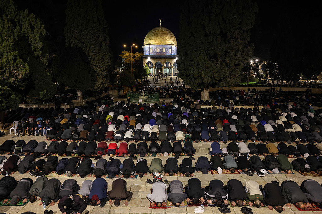 Menurut saksi mata, pasukan Israel melarang pemuda Palestina salat di Masjid Al-Aqsa, bersamaan dengan prosedur ketat di Masjid Al-Aqsa dan sekitarnya selama lima bulan berturut-turut.