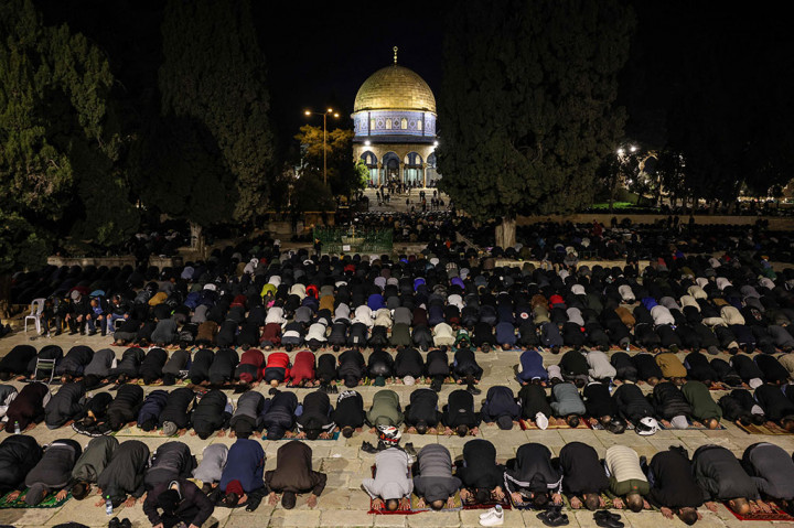 Menurut saksi mata, pasukan Israel melarang pemuda Palestina salat di Masjid Al-Aqsa, bersamaan dengan prosedur ketat di Masjid Al-Aqsa dan sekitarnya selama lima bulan berturut-turut.