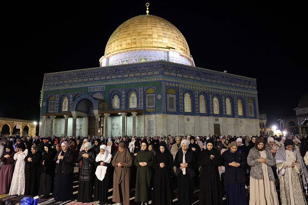 Pasukan Israel secara brutal memukul dan menyerang seorang pria Palestina di dekat salah satu gerbang menuju Masjid Al-Aqsa, Bab Al-Zahra, sebelum menahannya.