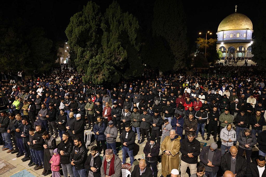 Departemen Wakaf Islam mengatakan sekitar 35 ribu jemaah menjalani salat Tarawih di dalam Masjid Al-Aqsa, pada hari pertama bulan suci Ramadan di tengah pembatasan pendudukan Israel.