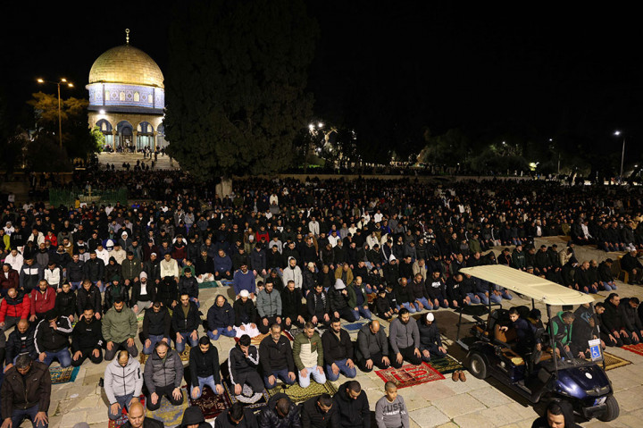 Sebelumnya pasukan pendudukan Israel telah memasang kawat berduri di pagar dekat Masjid Al-Aqsa yang bersebelahan dengan area Lions Gate dengan tujuan mencegah masuk jamaah ke Masjid Al-Aqsa.